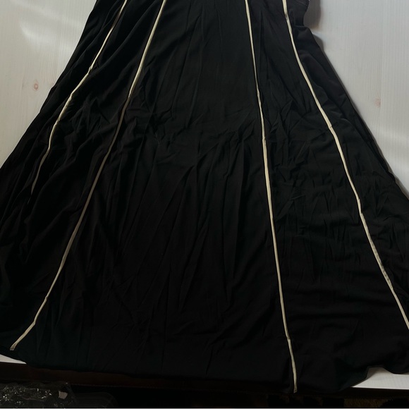 Bandage dress with mermaid style bottom - Picture 2 of 7